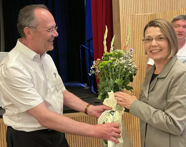 Präses Mark Udo Born gratulierte Ute Niethammer als Erster zu ihrer Wahl. | Foto: Claudia Crodel