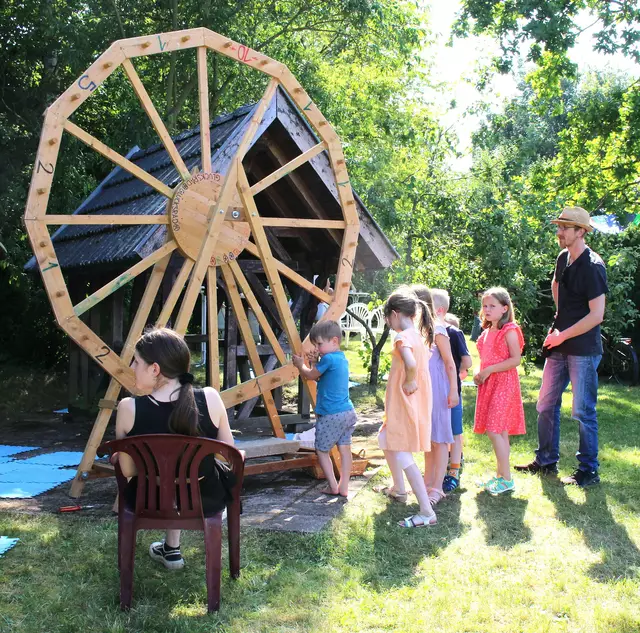 Viele Kinder haben in der Versöhnungskirche für eine Zeit Heimat und Gott gefunden. Natürlich kamen sie in Scharen zum Gemeindefest, drehten am großen Glücksrad und sangen der scheidenden Pastorin Uta Liebe ein Ständchen. | Foto: Emanuel Beer