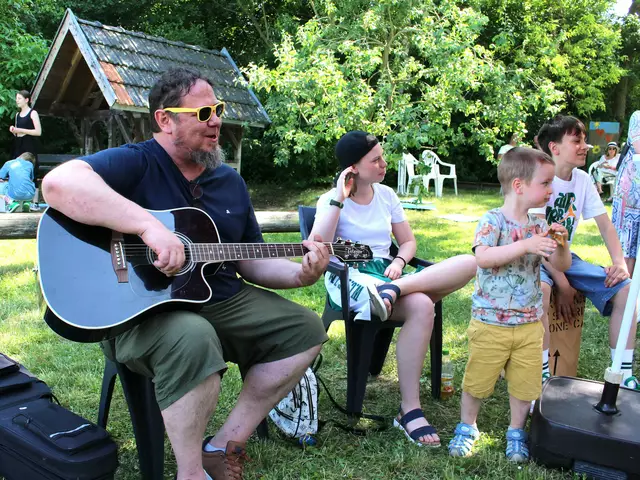 Sozialdiakon Patrick Schröner musizierte nach dem Festgottesdienst im Außengelände der Versöhnungskirche in Gotha. | Foto: Emanuel Beer