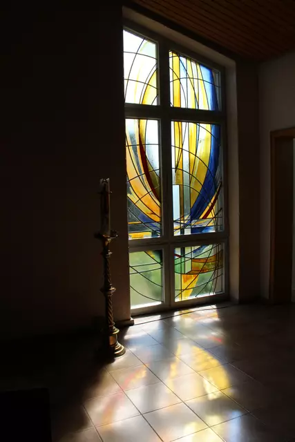 Das neue Kirchenfenster der Versöhnungskirche in Gotha, gestaltet von der Erfurter Künstlerin Sandra Meinung. | Foto: Emanuel Beer