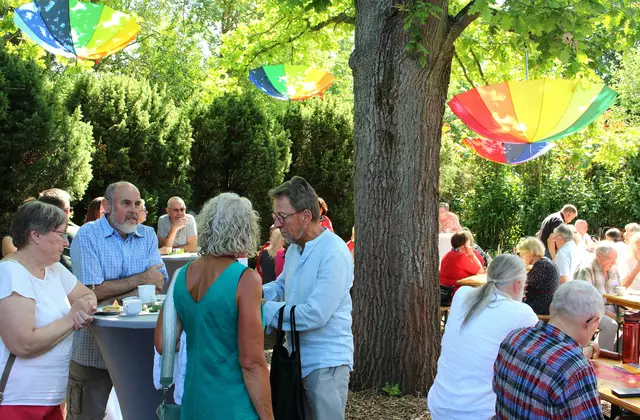 „Lasst Gottes Licht durch euch scheinen in der Welt“: Eine lebendige Gemeinschaft feierte den 40. Geburtstag einer der letzten Neubaukirchen in der so genannten DDR. | Foto: Emanuel Beer