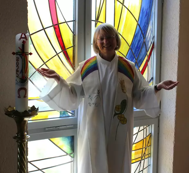 Pfarrerin Uta Liebe vor dem neuen Fenster der Erfurter Künstlerin Sandra Meinung in der Versöhnungskirche. | Foto: Emanuel Beer