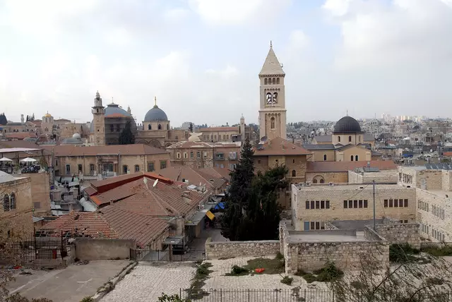 Jerusalem: Von der Dachterrasse des Gästehauses des evangelischen Propstes in Jerusalem ist rechts die Erlöserkirche zu sehen. | Foto: epd-bild/Norbert Neetz