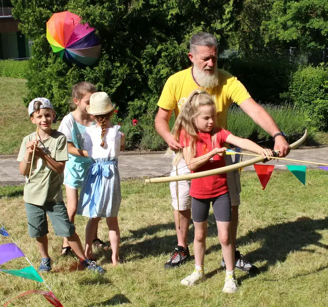Vor allem die Kinder- und Jugendarbeit florierte während der 30-jährigen Amtszeit von Pfarrerin Uta Liebe. Ausprobieren konnten sich die Kinder während des Gemeindefestes auch im Bogenschießen. | Foto: Emanuel Beer