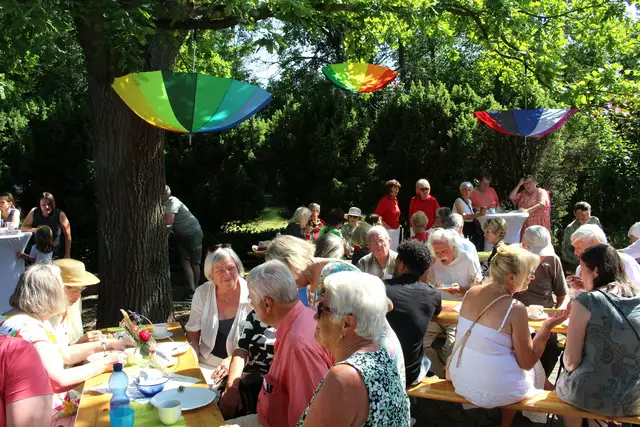 Die Versöhnungskirche in Gotha (Thüringen) ist eine Kirche des Lichtes: In bunten Farben schien die Sonne auf die Gemeindemitglieder zum Jubiläumsfest. Unter der alten Eichen feiert die aktive Gemeinde im Sommer Gartengottesdienste. | Foto: Emanuel Beer