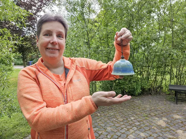 Die Glocken läuten nicht nur zum Gottesdienst. Ute Brandt verschafft sich mit der tönernen Sitzungsglocke des Gemeindekirchenrates Gehör. Für eine neue Kirchenglocke wird gerade gesammelt. | Foto: Sylke Hermann