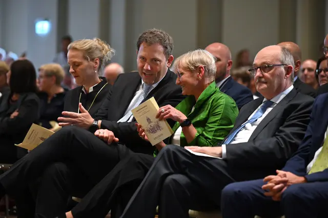 Anne Gidion, Bevollmaechtigte der Evangelischen Kirche in Deutschland (EKD) bei der Bundesrepublik Deutschland und der Europaeischen Union; Bundesfinanzminister Lars Klingbeil (SPD); EKD-Ratsvorsitzende Kirsten Fehrs; Michael Meister (CDU), Staatsminister im Kanzleramt (v.l.nr.) | Foto: epd-bild/Christian Ditsch