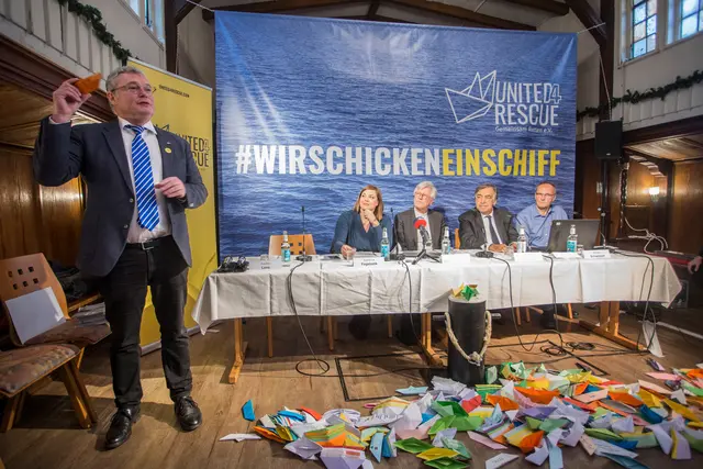 2019: Die Evangelische Kirche in Deutschland (EKD) startete mit dem Bündnis "United 4 Rescue" in der Flussschifferkirche in Hamburg eine Spendensammlung für ein Seenotrettungsschiff. (Foto v.l. vom 03.12.19: Joachim Lenz, Sprecher United4Rescue; Katharina Fegebank, zweite Bürgermeisterin von Hamburg; Landesbischof Heinrich Bedford-Strohm, Ratsvorsitzender der EKD; Leoluca Orlando, Bürgermeister von Palermo; Michael Schwickart, Gemeinsam Retten e.V.) | Foto: epd-bild/Philipp Reiss