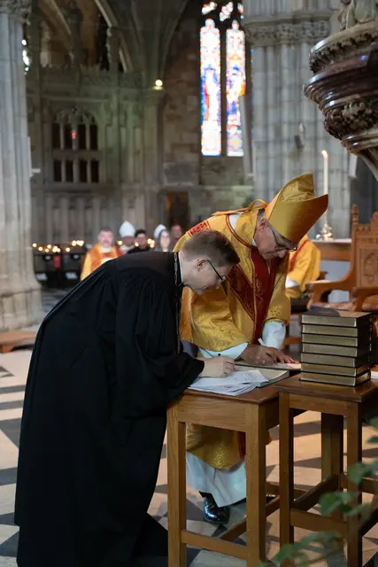 Die Magdeburger Regionalbischöfin Bettina Schlauraff (l.) und Bischof Martin Charles William Gorick von der Diözese Worcester unterzeichnen den Partnerschaftsvertrag | Foto: Facebook/Church of England Diocese of Worcester