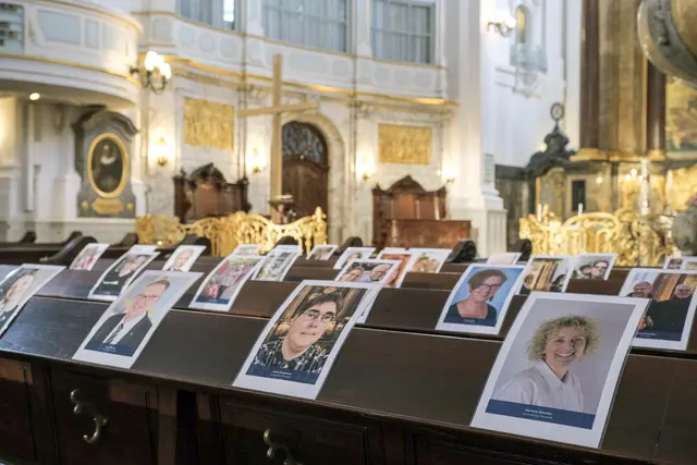 Typisch Pandemie: Gottesdienste wurden virtuell gefeiert, wie hier im Hamburger Michel, mit Porträts der Gemeindemitglieder. | Foto: epd-bild/Stefan Wallocha