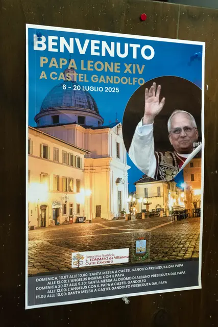Ein Plakat an der Kirche San Tommaso da Villanova in Castel Gandolfo weist auf den Sommerurlaub von Papst Leo XIV hin. Trotz Urlaubs will der Pontifex den ukrainischen Präsidenten Wolodymyr Selenskyj zu einer Privataudienz treffen. | Foto: epd-bild/ Paolo Galosi
