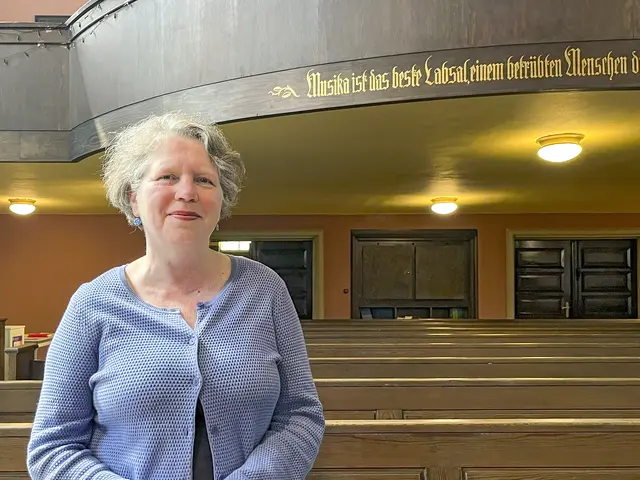 Dass Musik ein Labsal ist, steht nicht nur an der Orgelempore der Lutherkirche in Halle. Auch Judith Schlegel empfindet das so. Beim Chorgesang findet sie einen Ausgleich zur Arbeit im Hospiz. | Foto: Claudia Crodel