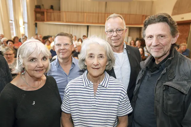 Aussöhnung in zweiter Generation: Françoise Kérandel (v. l.), Lokalhistoriker Gildas Saouzanet, Yvonne Kérandel, Christoph Sodemann und Psychoanalytiker Peter Pogany-Wnendt in der St. Remberti-Gemeinde Bremen