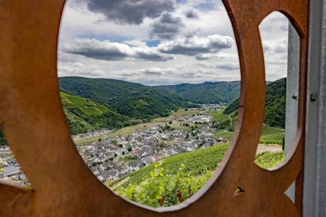 Blick auf das Ahrtal: Vier Jahre nach der Flutkatastrophe ist der Wiederaufbau noch nicht abgeschlossen. | Foto: epd-bild/Meike Boeschemeyer