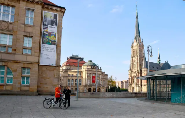 König-Albert-Museum (li.), Opernhaus (M) und die Petrikirche auf dem Theaterplatz in Chemnitz
| Foto: epd-bild/Matthias Schumann