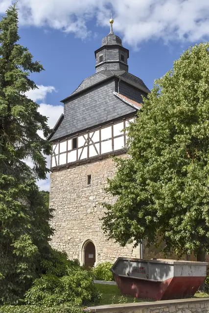Die Kirche St. Judas Thaddäus beherbergt die Grabplatte für Heinrich von Wintzingerode (Foto rund).