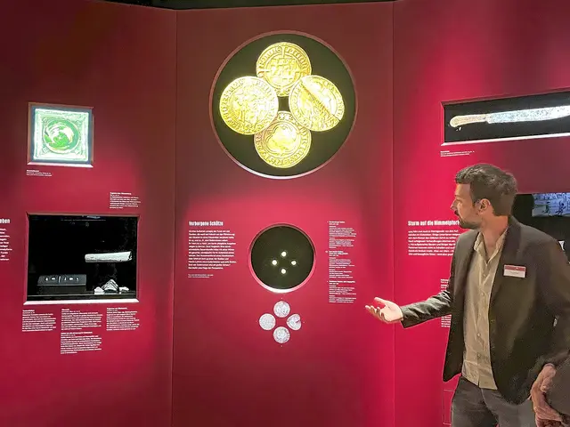 Gefunden wurde auch dieser Goldschatz. Ausstellungskurator Paul Globig erklärte bei einem Rundgang, dass ein Abt des Klosters Himmelpforte die vier Gulden vermutlich in einer Mauerritze versteckte, um sie vor den Plünderern zu bewahren.