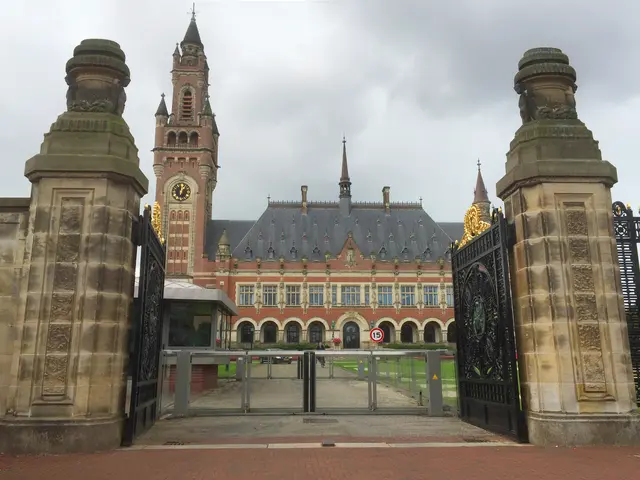 Der Internationale Gerichtshof im Friedenspalast im niederländischen Den Haag. Der Internationale Gerichtshof hat die Aufgabe, in Einklang mit dem Völkerrecht, Rechtsstreitigkeiten, die ihm von Staaten angetragen werden, zu klären und Gutachten zu Rechtsfragen zu erstellen, die von autorisierten Organen der Vereinten Nationen und Sonderorganisationen angeforderten werden. | Foto: epd-bild/Heike Lyding