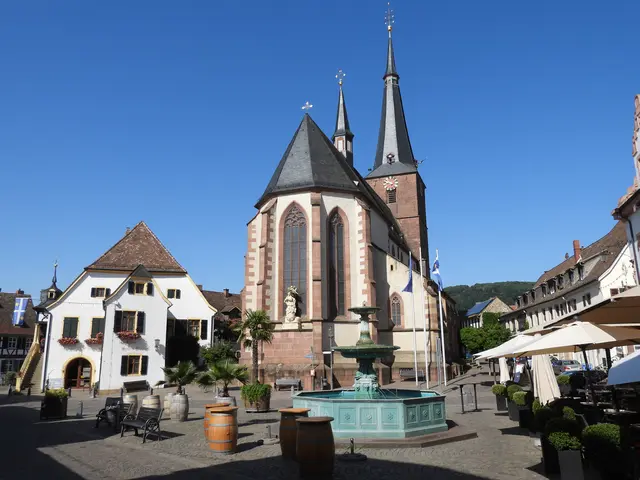 Andreasbrunnen und katholische Kirche St. Ulrich in Deidesheim. Der beschauliche Winzerort gehört dem internationalen Netzwerk "langsamer Städte", Cittaslow, an. | Foto: epd-bild/Karsten Packeiser