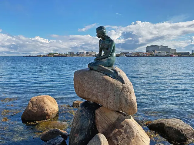 „Den lille Havfrue“ – Die "Kleine Meerjungfrau" – an der Uferpromenade im Hafen von Kopenhagen entstand 1913 nach dem Vorbild des gleichnamigen Märchens von Hans Christian Andersen (1805 bis 1875). | Foto: Erwin - stock.adobe.com