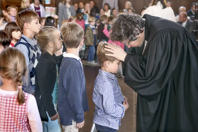 Segnung der Kinder beim Einschulungsgottesdienst | Foto: epd-bild/Stefan Arend