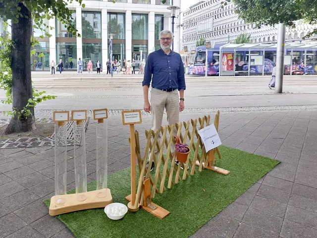 Jens Lattke am Gartenzaun: Die EKM sucht das Gespräch mit Menschen in der Magdeburger Innenstadt. | Foto: Oliver Gierens