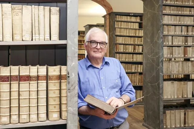 Die historische „Kulissenbibliothek“ ist einer der Lieblingsplätze von Thomas Müller-Bahlke. | Foto: Steffen Schellhorn