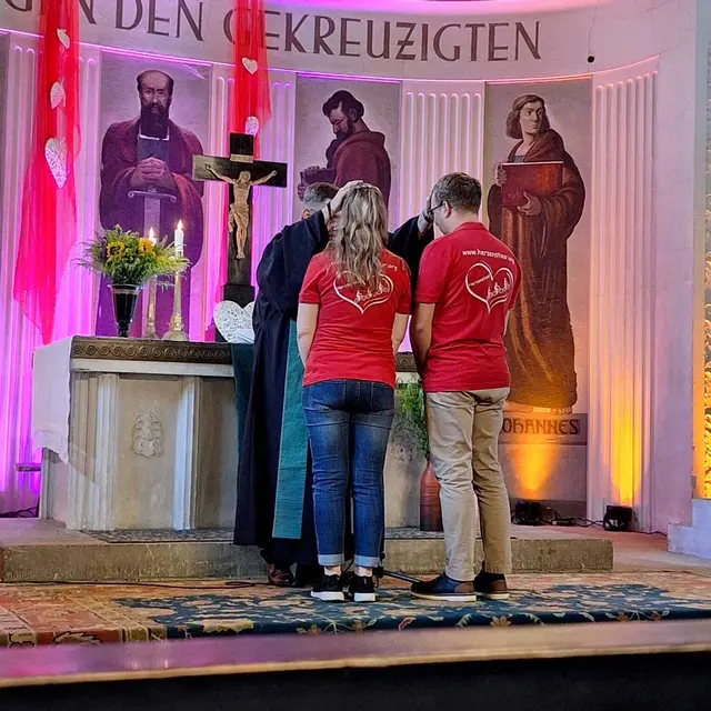 Am Sonntag erhielten Linda und Philipp Zeiler den Reisesegen. | Foto: Jörg Herrmann