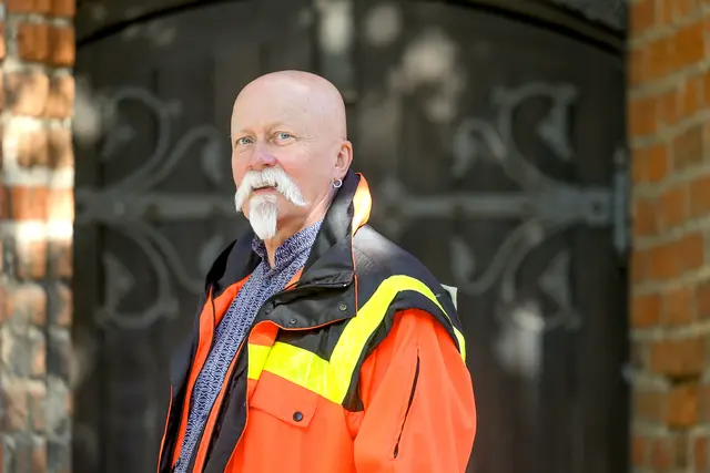 Immer erkennbar an der orangefarbenen Jacke: Michael Kleemann ist Deutschlands dienstältester Polizeiseelsorger. | Foto: epd-Bild/Viktoria Kühne