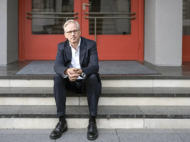 Karsten Wolkenhauer auf den Eingangsstufen zum ehemaligen Schulgebäude des staatlichen Bauhauses Dessau, seit 1996 Unesco-Weltkulturerbe.  | Foto: Grit Lichtblau