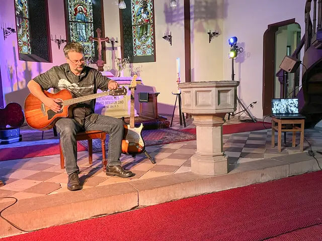 Die Gitarre wird gestimmt. Dann kann Frieder Weigmann mit seinem Liedprogramm loslegen. | Foto: Claudia Crodel