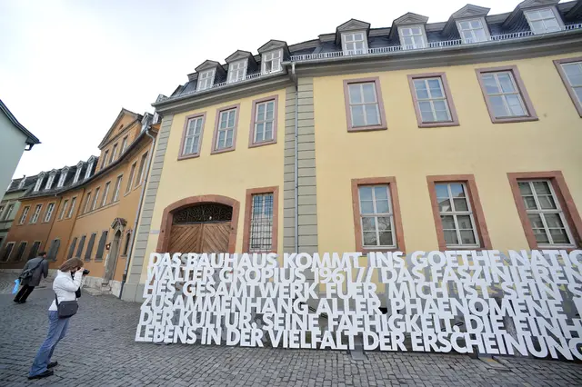 Mehrere Grafik-Mappen, ein frühes Gemälde, Fotografien und Bücher mit von Thalmann gestalteten Einbänden liegen auf dem großen Besprechungstisch im Studiensaal der Graphischen Sammlungen im ersten Stock des Goethe-Nationalmuseums. | Foto: epd-bild/Maik Schuck