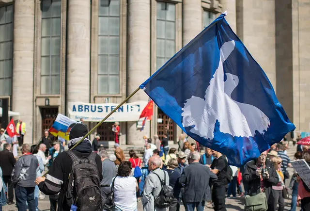 "Abrüsten statt Aufrüsten" lautete 2019 die Forderung auf dem Berliner Ostermarsch. Der Theologe Michael Haspel sieht das anders. Seiner Meinung nach könne Deutschland nicht auf die atomare Teilhabe verzichten. | Foto: epd-bild/Christian Ditsch