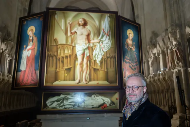 Auf der Rückseite des Cranach-Triegel-Marienaltars im Naumburger Dom sieht man deutlich, dass er nicht woanders stehen kann. Künstler Michael Triegel (r.) malte den Auferstandenen mitten in den Westchor hinein.  | Foto: epd-bild/Rico Thumser 