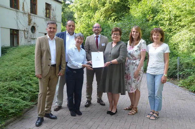 Landesgesundheitsministerin Petra Grimm-Benne (3.v.r.), der Pädagogisch-Diakonische Vorstand Ronny Rösler (4.v.l.) und Landrat Thomas Balcerowski bei der Scheckübergabe. | Foto: Andreas Damm/Ev. Stiftung Neinstedt