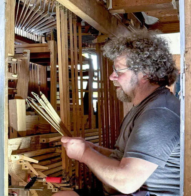 Matthias Sandig baut die Abstrakte ein, die die Tastenbewegungen ins Innere der Orgel transportieren und die Pfeifen erklingen lassen | Foto: Andreas Bechert