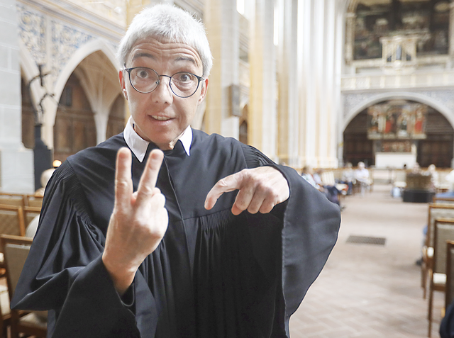 Die Gebärdensprache ist die Muttersprache von Sabine Franz, die als Kind gehörloser Eltern aufwuchs. "Ich sehe", sagt sie hier mit ihren Händen und ihrer Mimik. | Foto: Steffen Schellhorn