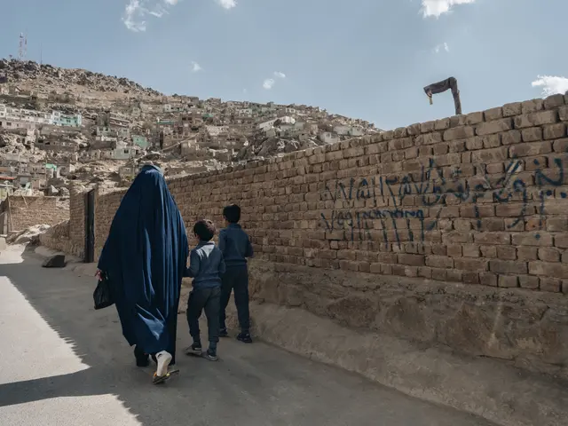 Eine Frau mit ihren Kindern auf den Straßen von Kabul: Mit den Taliban habe sich die Lage noch einmal extrem verschlechtert. Es gebe unterschiedliche Berichte über Zwangsverheiratungen, Hinrichtungen oder Verboten, das Haus unverschleiert zu verlassen. Zudem seien Frauen massiv in der Ausübung eines Berufs beschränkt.  | Foto: epd-bild/ Ilir Tsouko