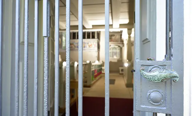 Mit einer Eisengittertür wird die evangelische Kirche Leubnitz-Neuostra im Dresdner Süden abgesichert. | Foto:  epd-bild/Matthias Rietschel