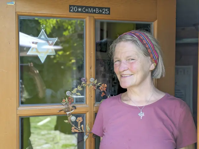 Den Davidstern in Deutschland-Farben hat Dorothea Leischnig nach dem Angriff auf die Synagoge in Halle an ihre Haustür geklebt. Er symbolisiert, wofür sie eintritt: gegen Antisemitismus und für ein sicheres Leben für Juden in Deutschland.  | Foto: Beatrix Heinrichs