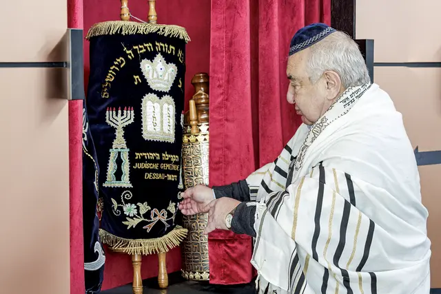 Der Vorsitzende der Jüdischen Gemeinde Dessau, Alexander Wassermann, vor dem Tora-Schrein der 2023 neu eröffneten Synagoge | Foto: epd-Bild/Jens Schlüter