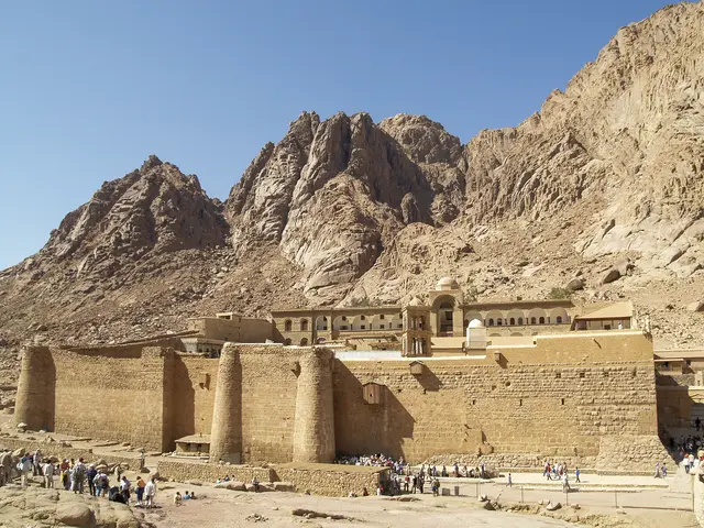Das Katharinenkloster am Berg Sinai ist heute Ausgangspunkt für die Besteigung des Ortes, wo Mose die Gebote empfing. | Foto: Doin Oakenhelm – stock.adobe.com