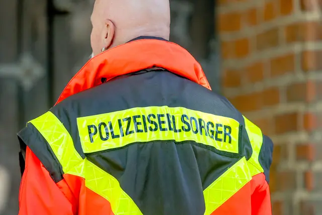 Polizeiseelsorger haben vielfältige Aufgaben. Unter anderem begleiten Sie die Beamten in schwierigen Einsätzen. | Foto: epd-Bild/Viktoria Kühne