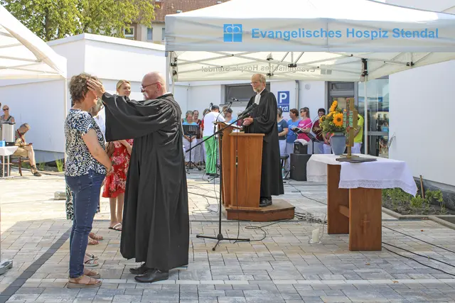 Superintendent Michael Kleemann segnet die Mitarbeiter, dahinter Pfarrer Ulrich Paulsen. | Foto: Oliver Gierens