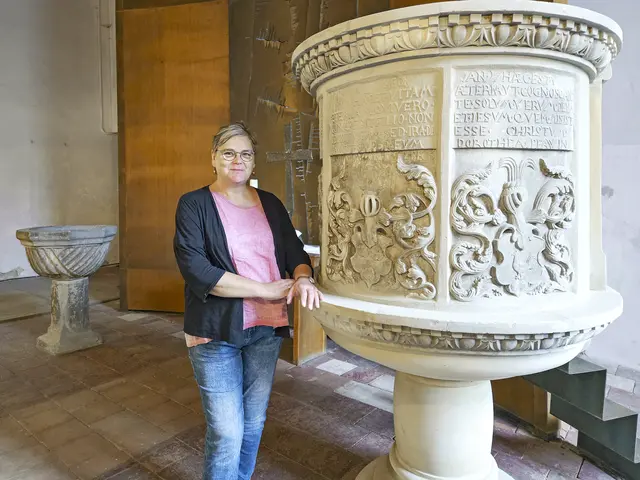 Pfarrerin Anke Zimmermann an der Kanzel, die erst vor ein paar Jahren aus dem Depot des Köthener Museums zurückgeholt wurde. | Foto: Sylke Hermann