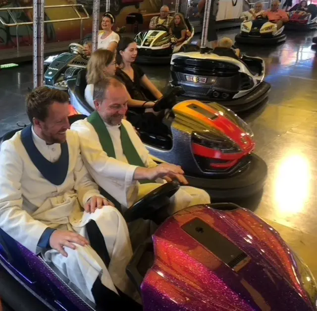 Pfarrer Klaus Zebe (l.) und Martin Krautwurst im Autoscooter  | Foto: Kirchengemeinde Rudolstadt