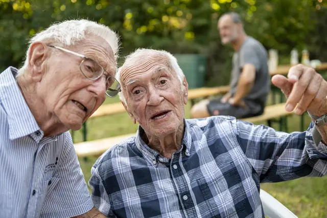 Der 100-Jährige Konrad Bräutigam (rechts) im Gespräch mit Trompeter Dieter Lauterbach zum 100-jährigen Jubiläum des Posaunenchors in Gotha, 2024
| Foto: Klaus-Dieter Simmen