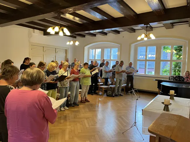 An manchen Stellen begleitet Kantorin Martina Pohl (hinten rechts) die Sängerinnen und Sänger am Klavier. | Foto: Claudia Crodel