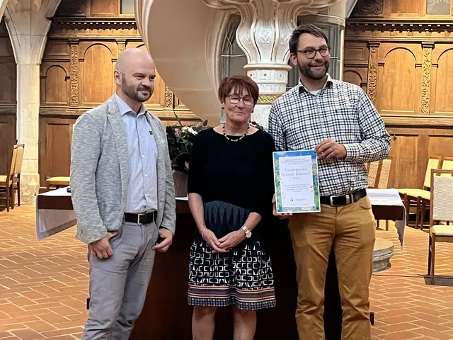 Torsten Bau (v.l.), Pressesprecher des Kirchenkreises Halle-Saalkreis, überreichte GKR-Mitglied Ines Maennicke und Samuel Hüfken, Pfarrer des Pfarrbereiches Schochwitz, die Förderpreisurkunde. | Foto: Claudia Crodel