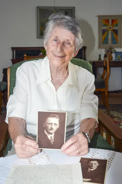 Erinnerung in Sepia: Die 88-jährige Weimarerin Maria Guericke mit einer Aufnahme ihres Vaters Karl Hofmann | Foto: Dietlind Steinhöfel
